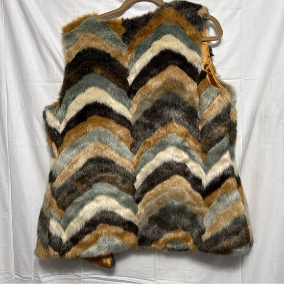 Entro faux fur vest Size large - Picture 4 of 5